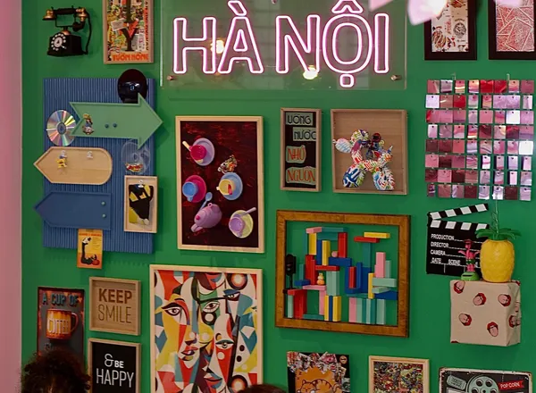 Soirée au café — ambiance néon